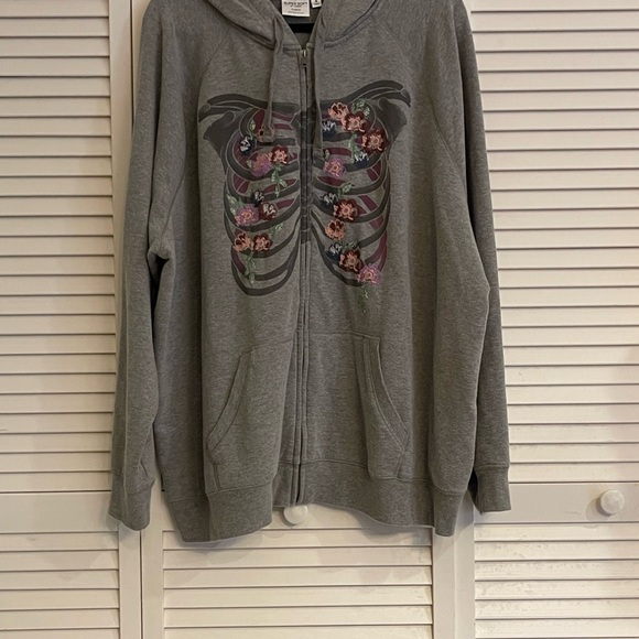 Torrid Floral Skeleton Rib Classic
Gray Full Zip Fleece Hoodie - Picture 5 of 9
